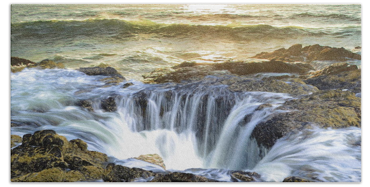 Thor's Well Beach Towel featuring the digital art Thor's Well - Oregon Coast by Russ Harris