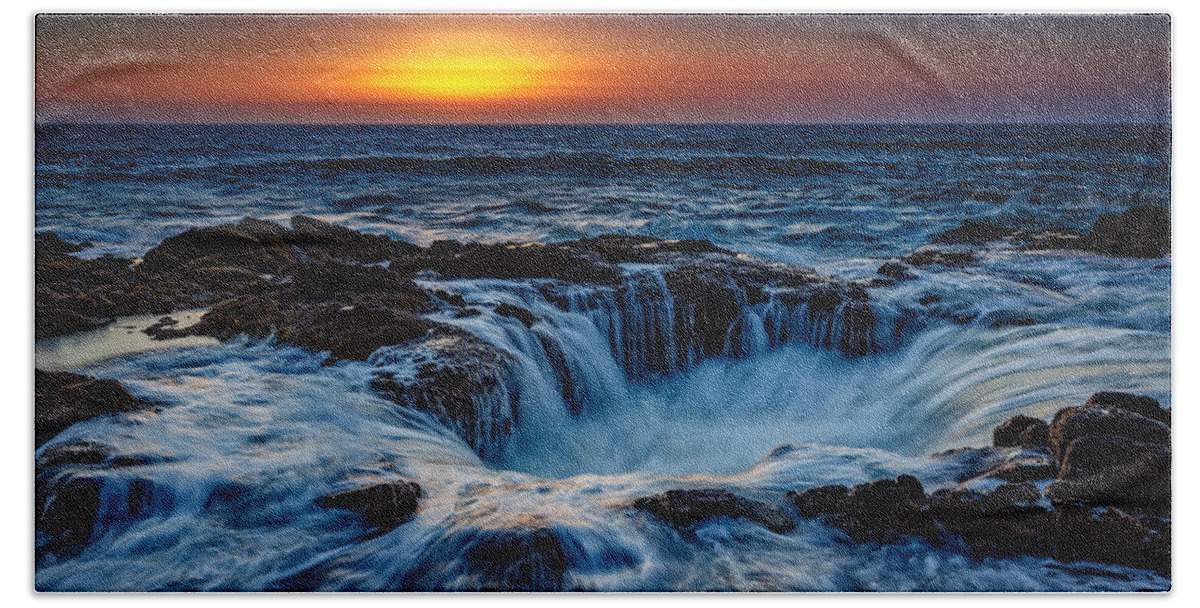 Oregon Beach Sheet featuring the photograph Thor's Well by Rick Berk