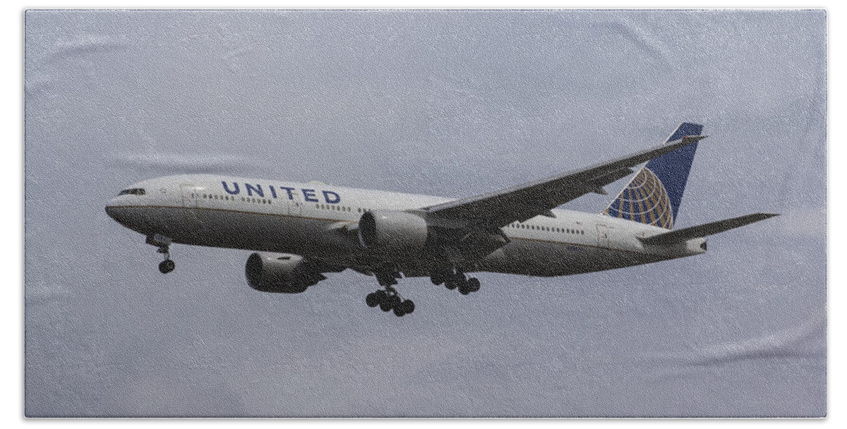 Boeing 777-222 Beach Sheet featuring the photograph United airlines Boeing 777 by David Pyatt
