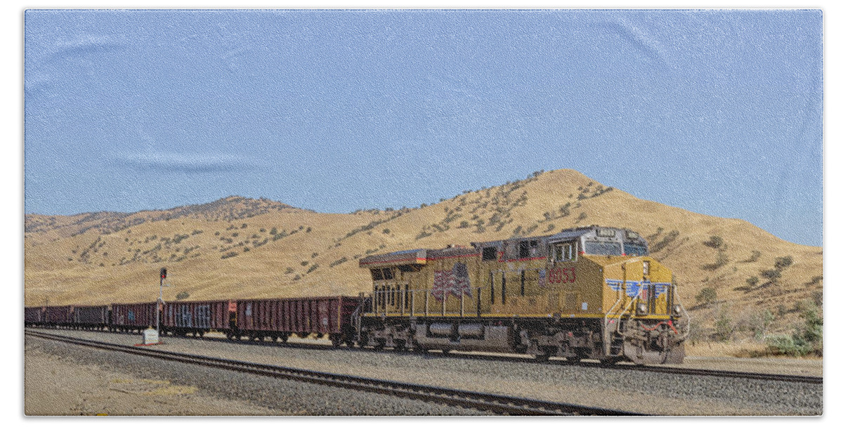 Freight Trains Beach Sheet featuring the photograph Up8053 by Jim Thompson