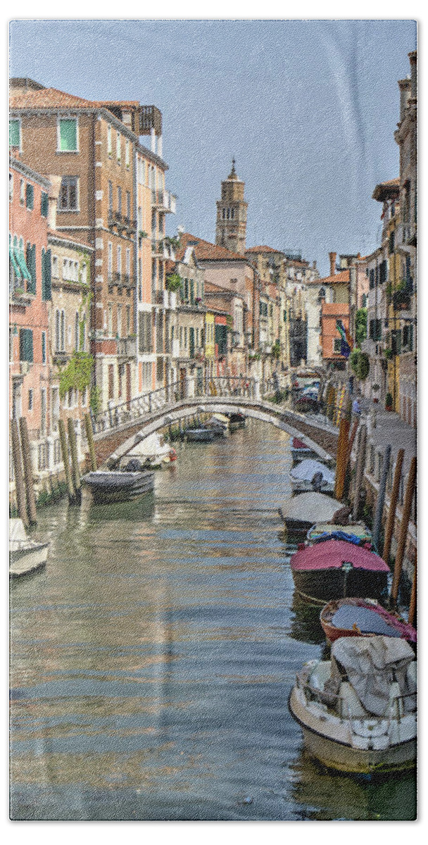 Italy Beach Towel featuring the photograph Venice Scene by Alan Toepfer