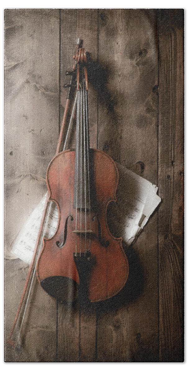 Bow Beach Towel featuring the photograph Violin by Garry Gay
