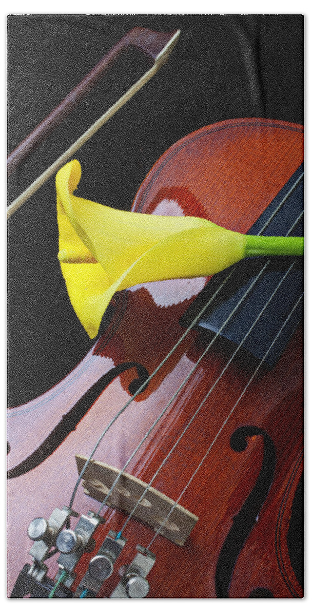 Violin Beach Towel featuring the photograph Violin with yellow calla lily by Garry Gay
