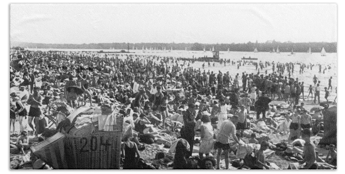 1920s Beach Towel featuring the photograph Wannsee Beach In Berlin by Underwood Archives