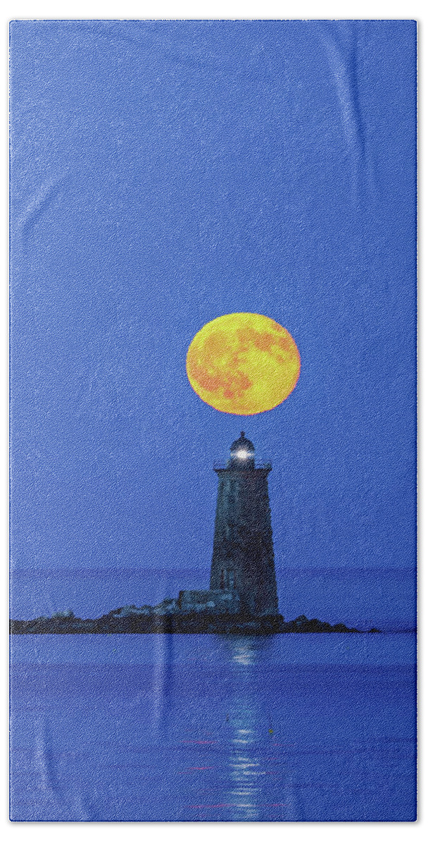 Whaleback Lighthouse Beach Towel featuring the photograph Whaleback Light by Juergen Roth