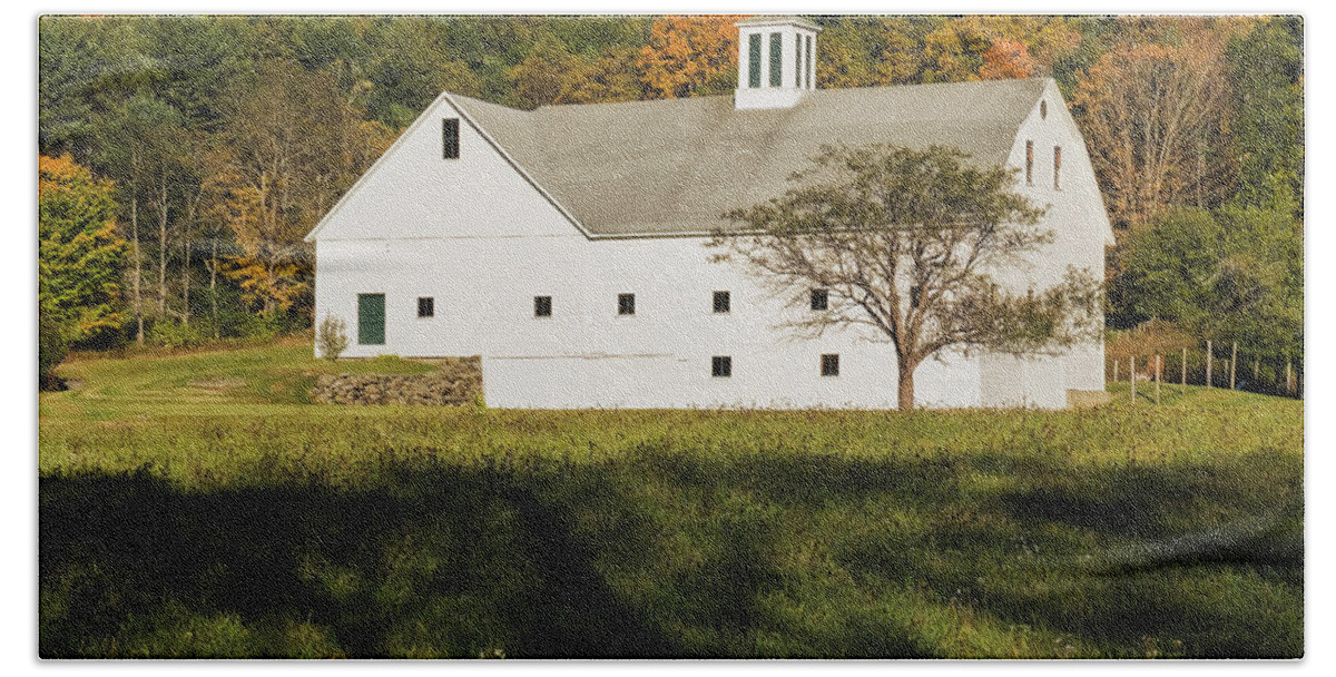 Williamsville Vermont Beach Towel featuring the photograph White Barn In Color by Tom Singleton