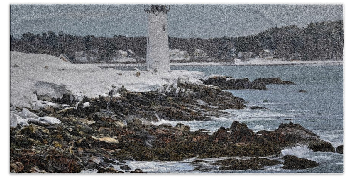 Portsmouth Harbor Lighthouse Beach Towel featuring the photograph Winter at the Portsmouth Harbor Lighthouse by Steve Brown