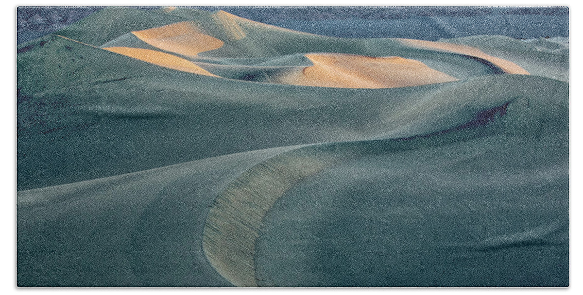Mesquite Flat Beach Towel featuring the photograph Sand Dunes Sunrise by Jurgen Lorenzen