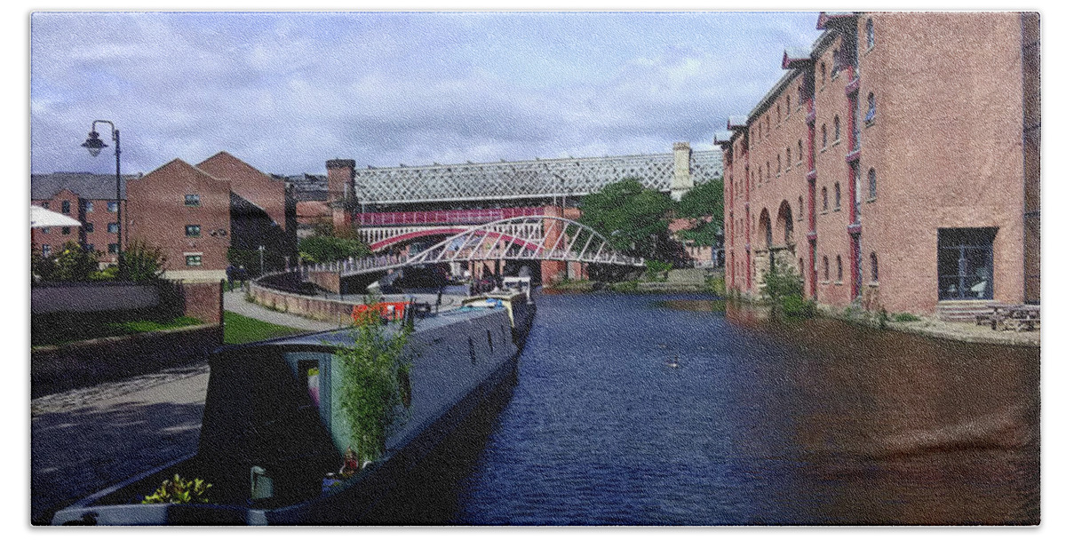 Manchester Beach Towel featuring the photograph 13/09/18 MANCHESTER. Castlefields. The Bridgewater Canal. by Lachlan Main