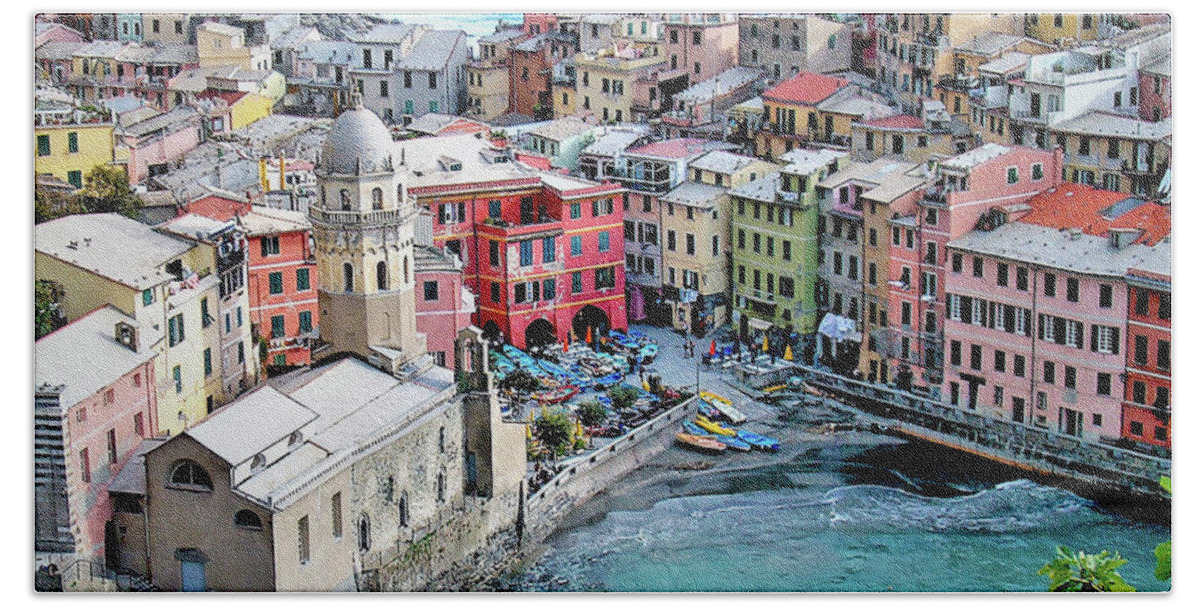 Italy Beach Towel featuring the photograph Cinque Terre, Italy by Leslie Struxness