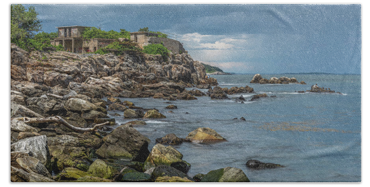 Fort Williams Park Beach Towel featuring the photograph Fort Williams Remains by Tony Pushard
