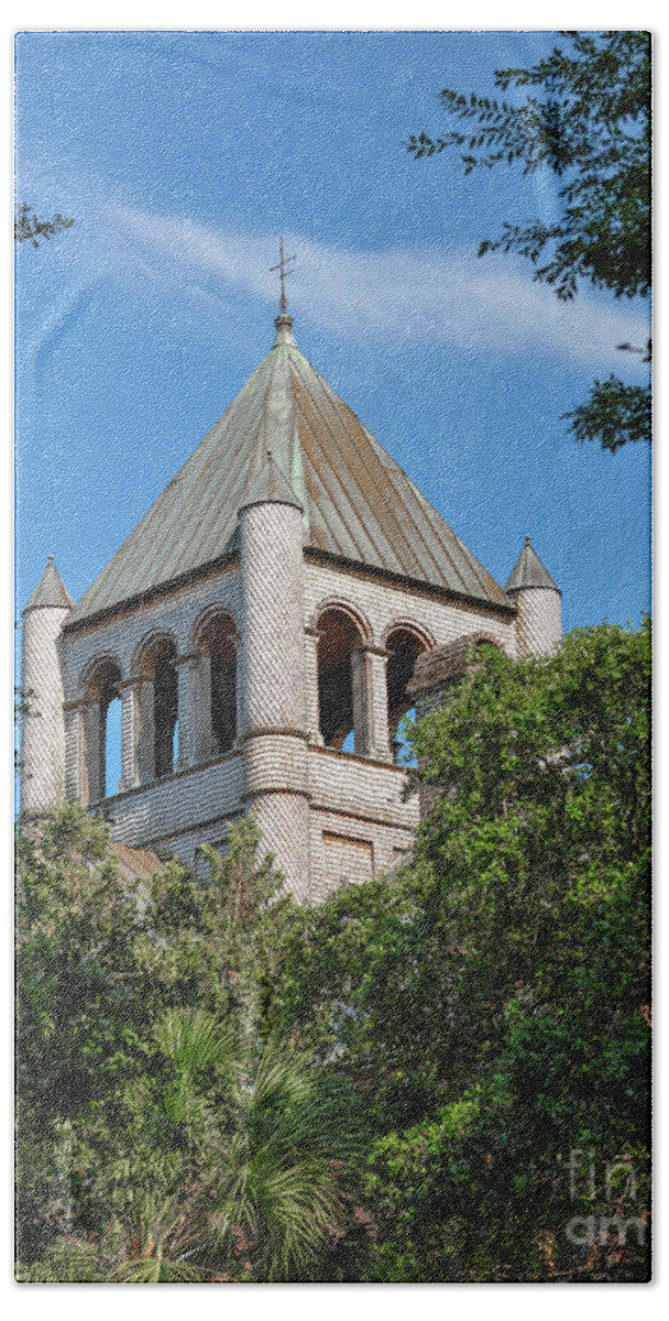 The Circular Congregational Church Is A Historic Church At 150 Meeting Street In Charleston Beach Towel featuring the photograph Hiostoric Church and Landmark - Charleston South Carolina by Dale Powell
