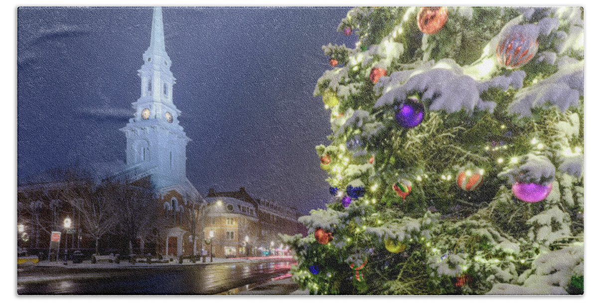 Snow Beach Towel featuring the photograph Holiday Snow, Market Square by Jeff Sinon