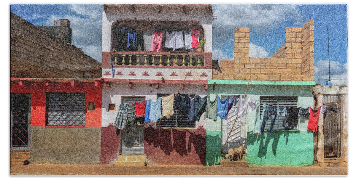 Havana Cuba Beach Towel featuring the photograph Laundry In The Sun by Tom Singleton