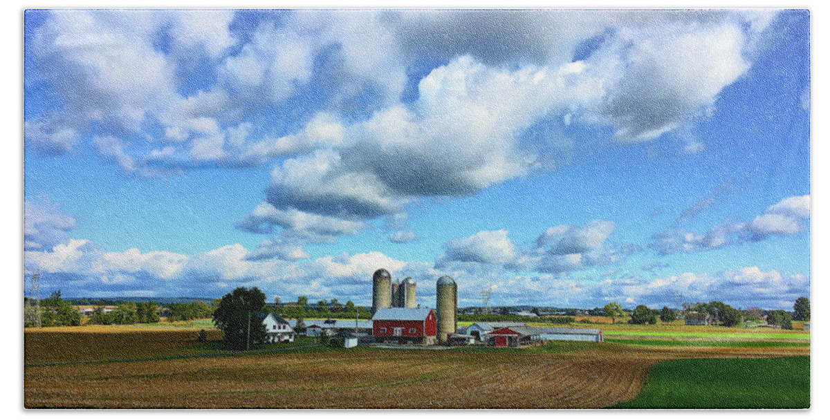 Pennsylvania Beach Towel featuring the photograph Pennsylvania Farmland by Eunice Warfel