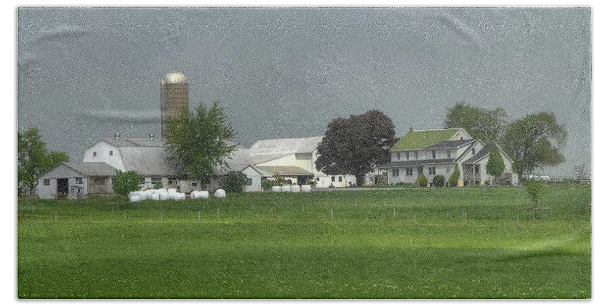 Pennsylvania Beach Towel featuring the photograph Pennsylvania Amish Farm by Dyle Warren