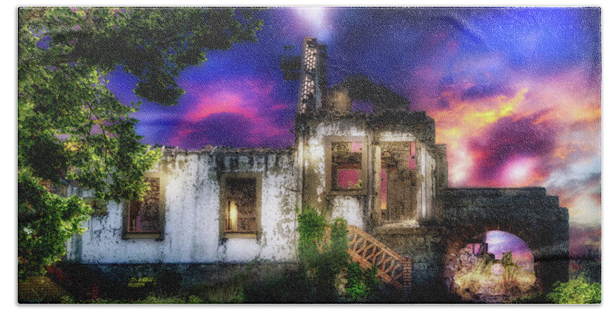 Sierra Beach Towel featuring the photograph The abandoned mansion on Estrella Hill by Micah Offman