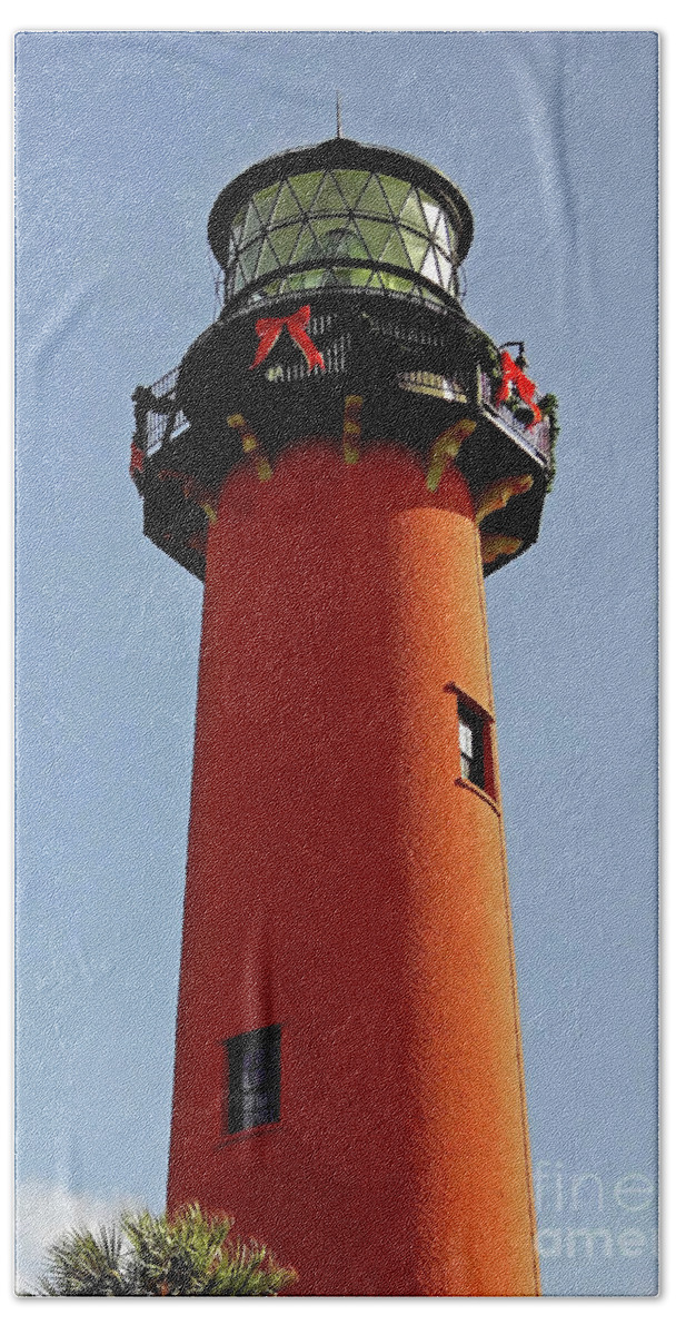 Jupiter Beach Towel featuring the photograph The Jupiter Lighthouse by D Hackett