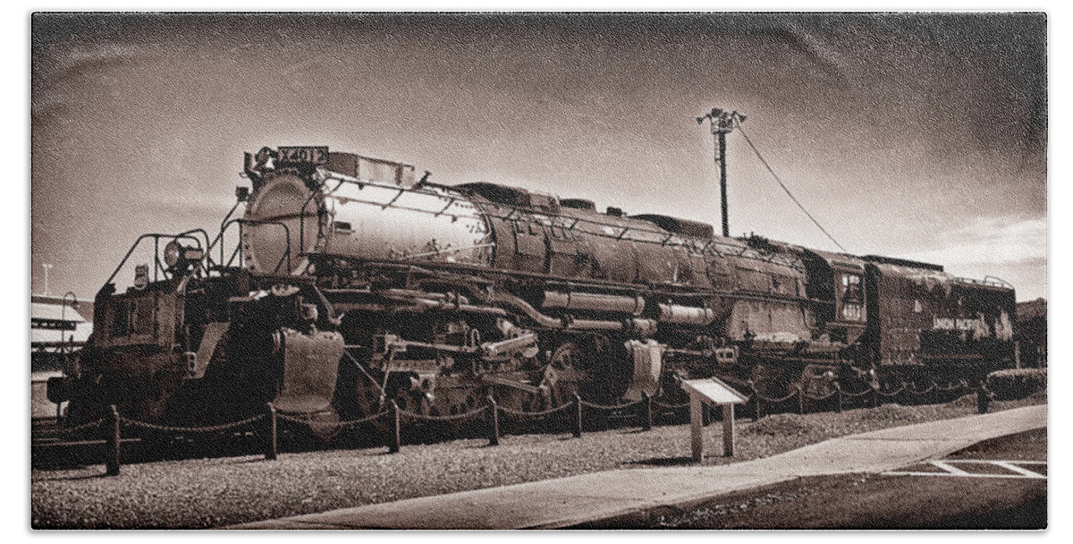 Dir-rr-3239-p2 Beach Sheet featuring the photograph Union Pacific Big Boy Profile by Paul W Faust - Impressions of Light
