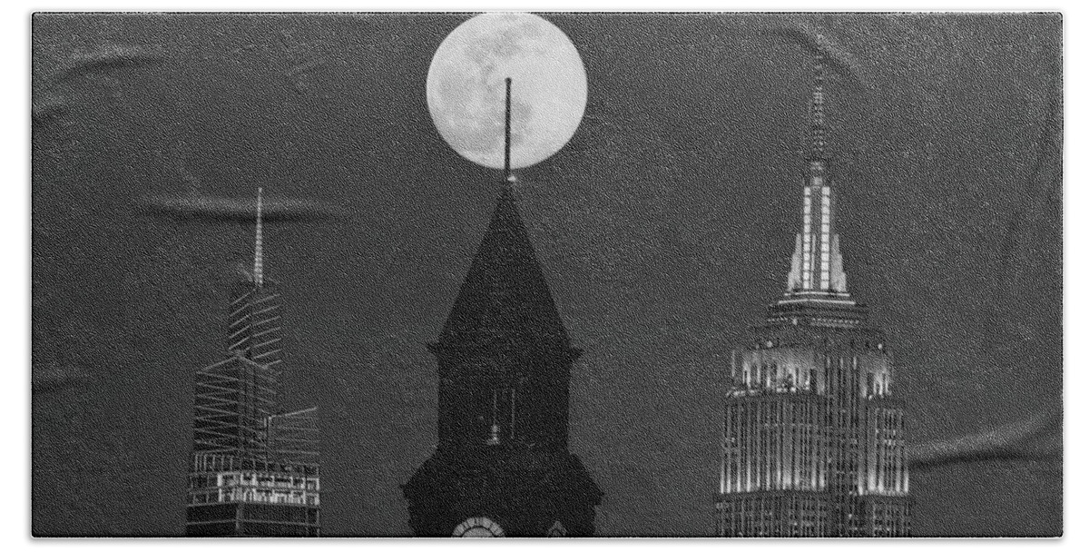 Empire State Building Beach Towel featuring the photograph NYC NJ Crosses State Lines BW #1 by Susan Candelario