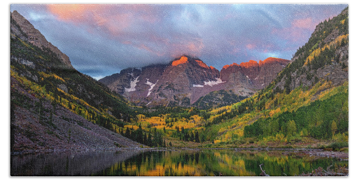 Maroon Bells Beach Towel featuring the photograph Autumn Daybreak At The Bells by Harriet Feagin