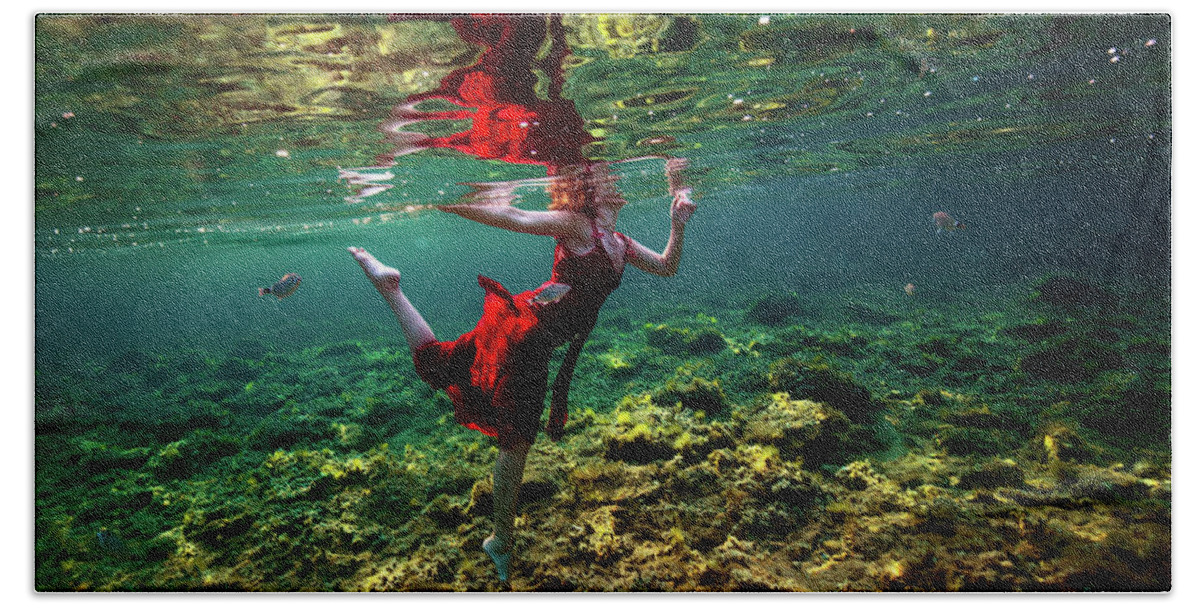 Underwater Beach Towel featuring the photograph Dancing by Gemma Silvestre