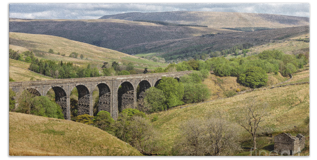 Arch Beach Towel featuring the photograph Dent Head Viaduct, Dentdale by Tom Holmes Photography