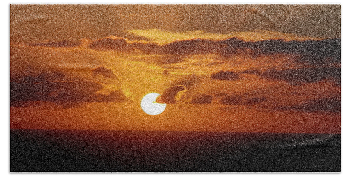 Sunset Beach Towel featuring the photograph Glory on the Horizon by Leslie Porter