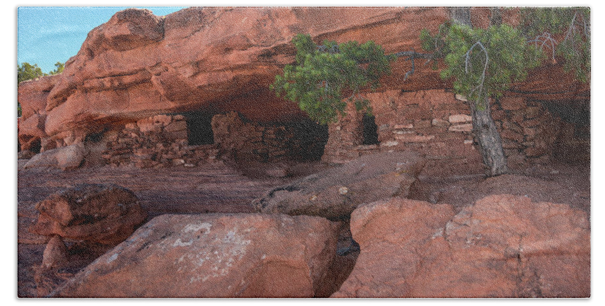 Canyonlands Beach Sheet featuring the photograph Granaries - 9697 by Jerry Owens