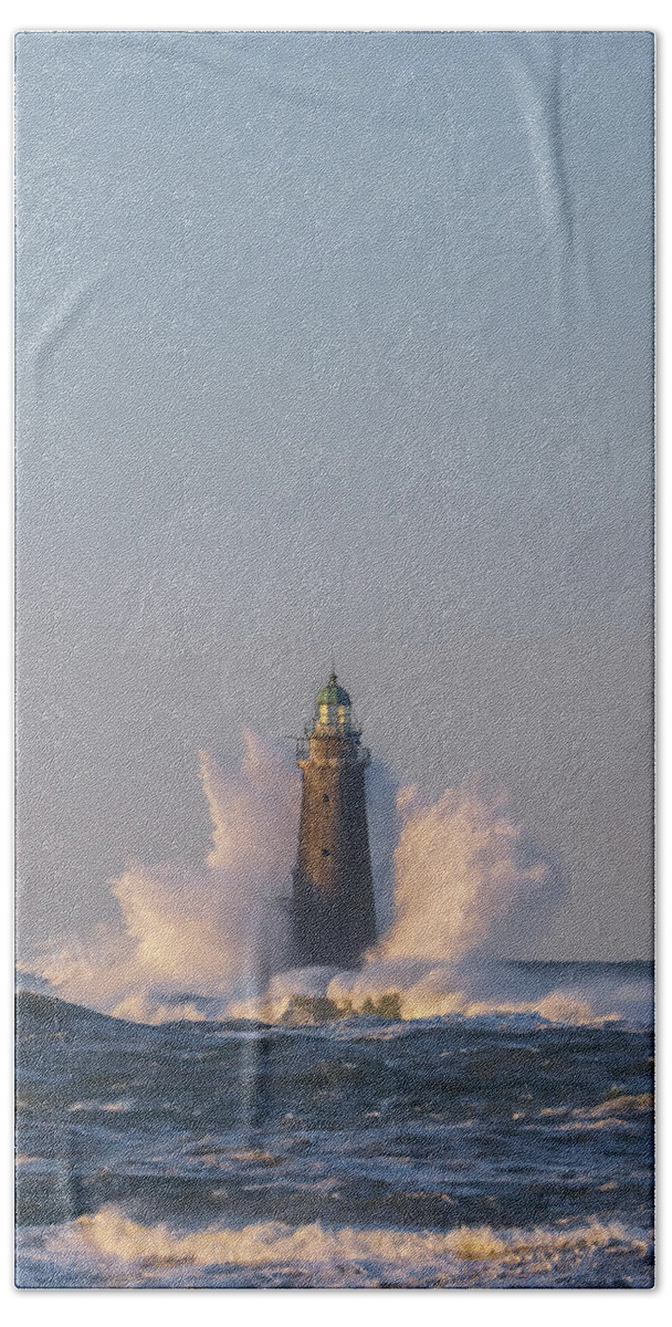 Minots Ledge Lighthouse Beach Towel featuring the photograph Minots Ledge Lighthouse by Juergen Roth