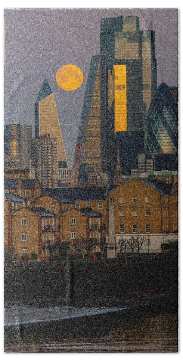 London Beach Towel featuring the photograph Moonset at 6 27 AM over London's skyline by George Afostovremea