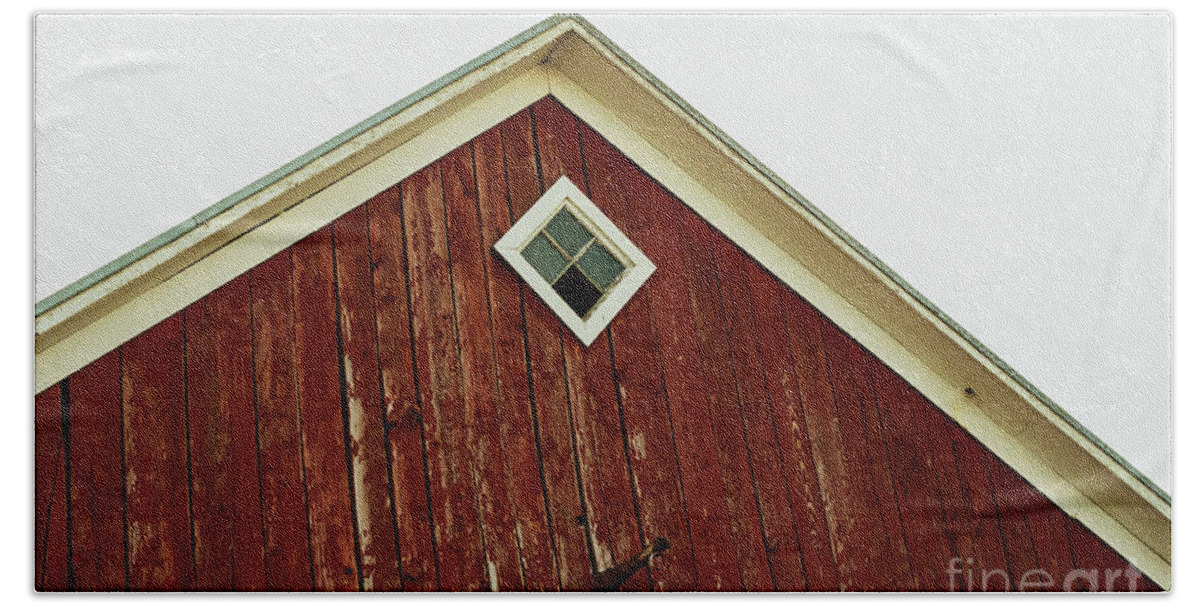 Red Barn Beach Sheet featuring the photograph Old Red Barn by Ana V Ramirez