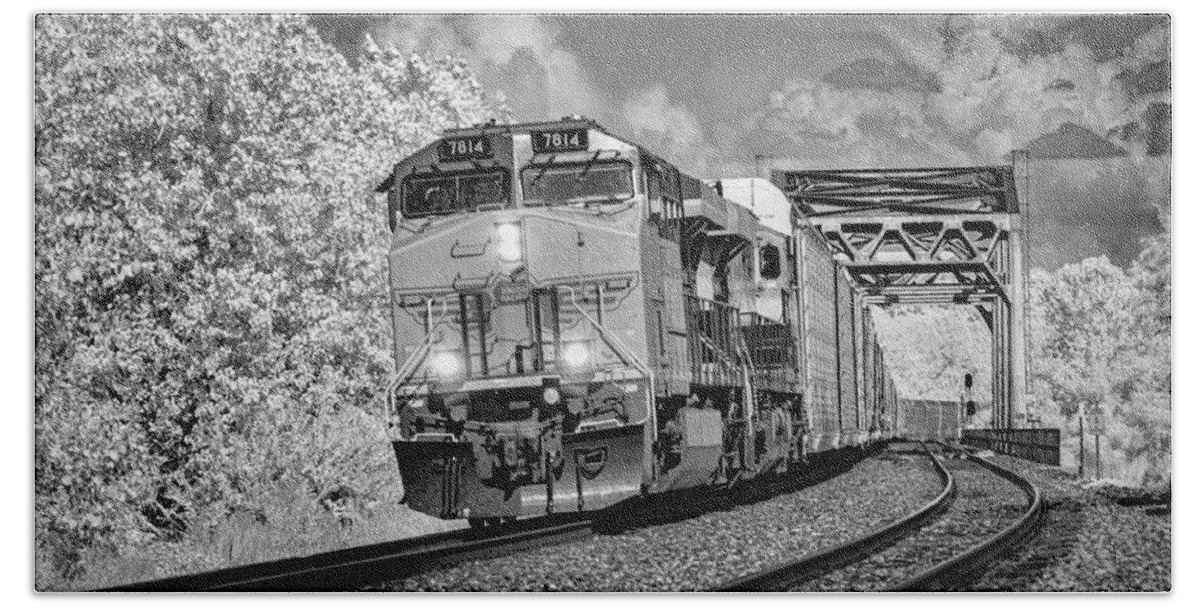 Railroad Beach Towel featuring the photograph Union Pacific 7814 at Brewerville IL by Jim Pearson