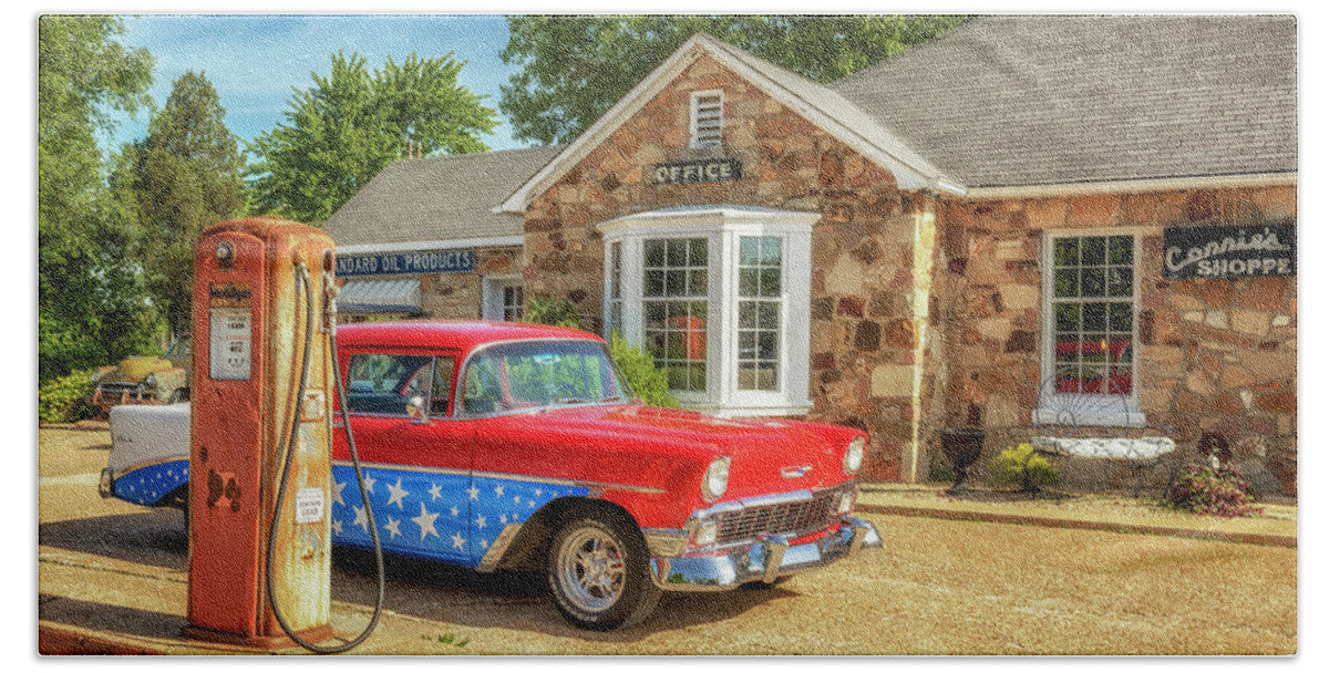 Route 66 Beach Towel featuring the photograph Wagon Wheel Motel - Cuba, MO - Route 66 by Susan Rissi Tregoning