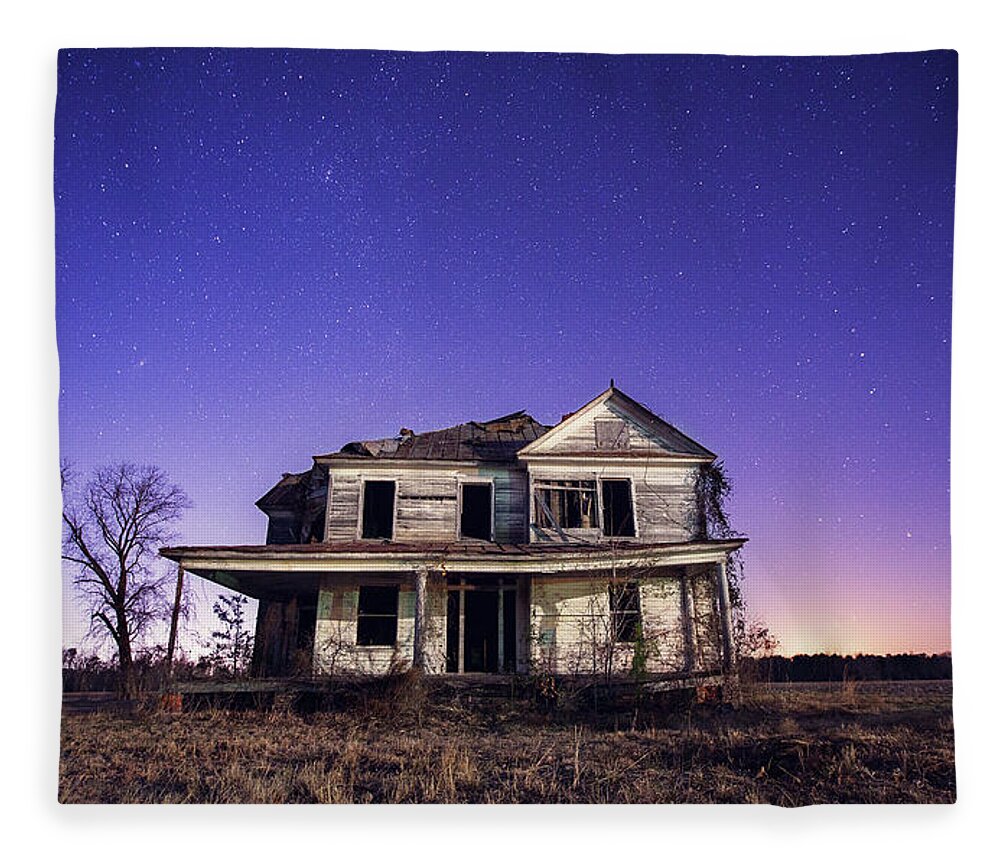 North Carolina Fleece Blanket featuring the photograph Abandoned Rural Farmhouse by Malcolm Macgregor