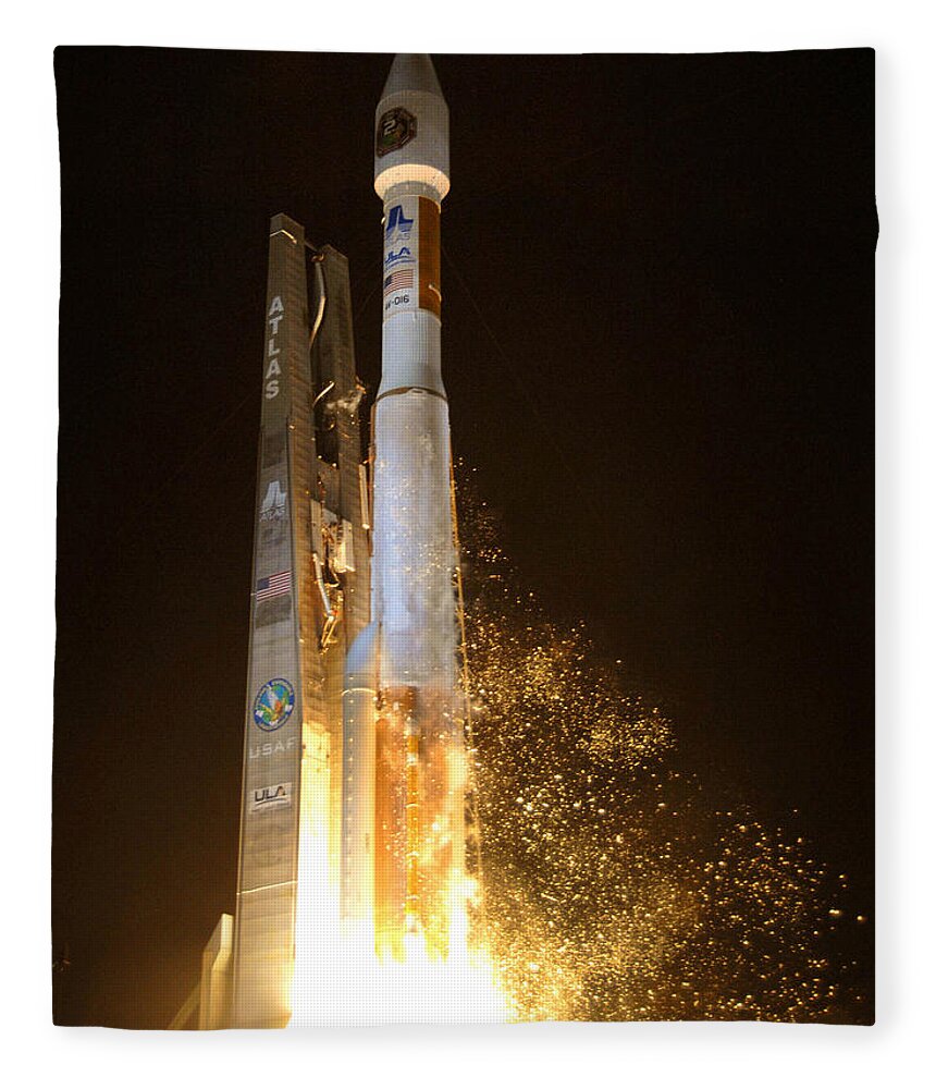 Astronomy Fleece Blanket featuring the photograph Atlas V Rocket Taking Off by Science Source
