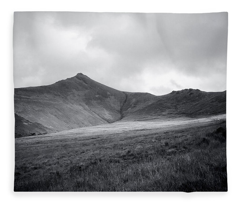 Caherconree Fleece Blanket featuring the photograph Caherconree Approach by Mark Callanan