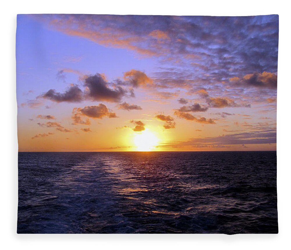  Sunset Fleece Blanket featuring the photograph Hawaiian End of Day by Bob Slitzan