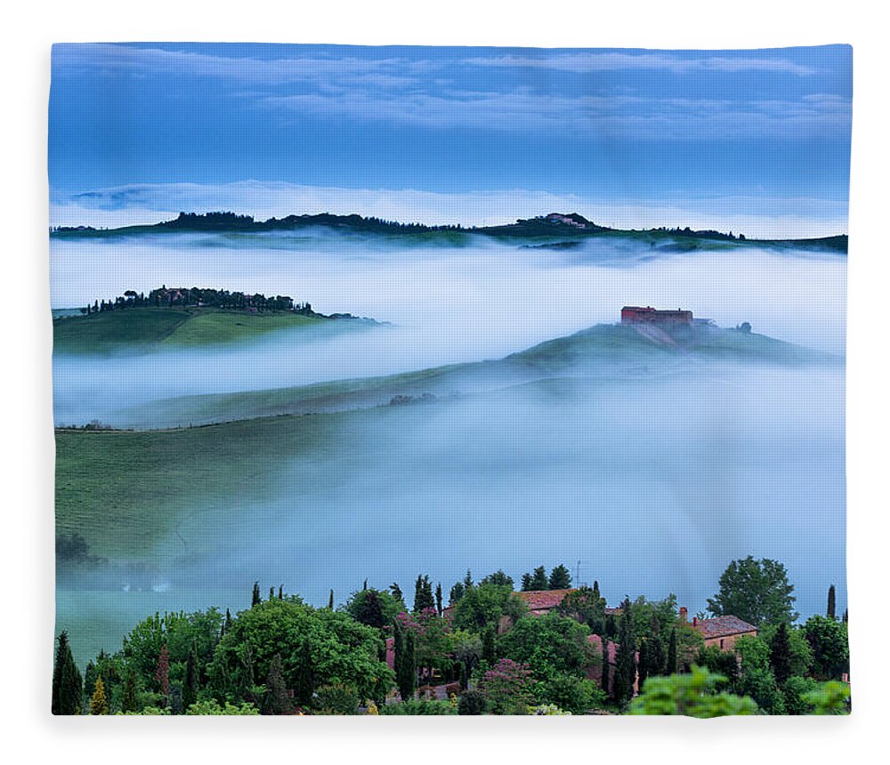 Scenics Fleece Blanket featuring the photograph Farm In Tuscany At Dawn by Gehringj