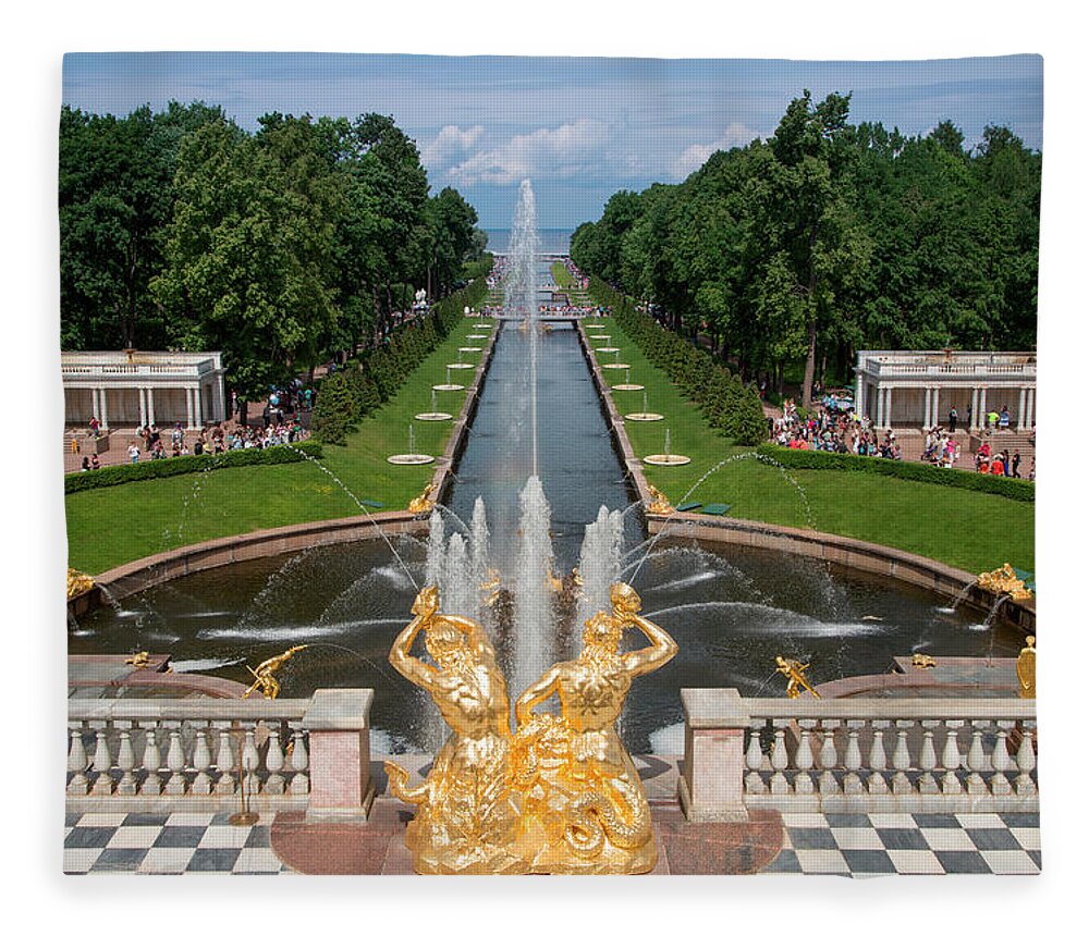 Sprinkling Fleece Blanket featuring the photograph Grand Cascade Fountains At Peterhof by Holger Leue