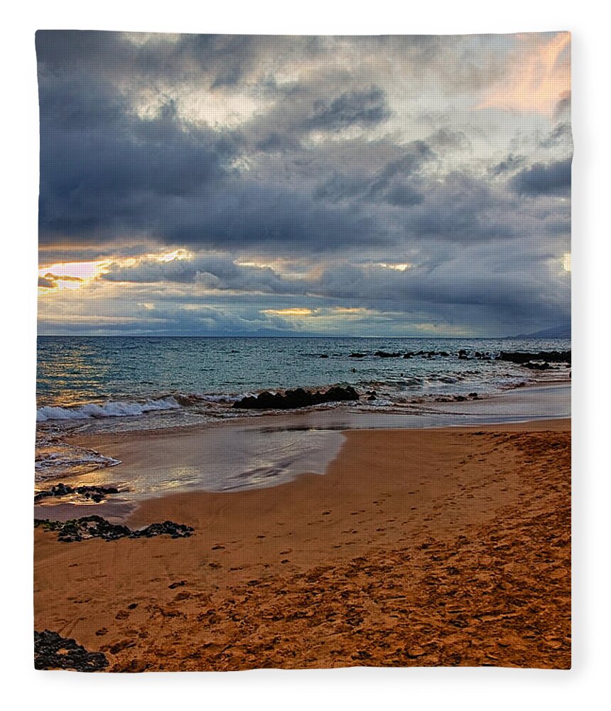 Hawaii Fleece Blanket featuring the photograph Keawakapu Beach by Lars Lentz