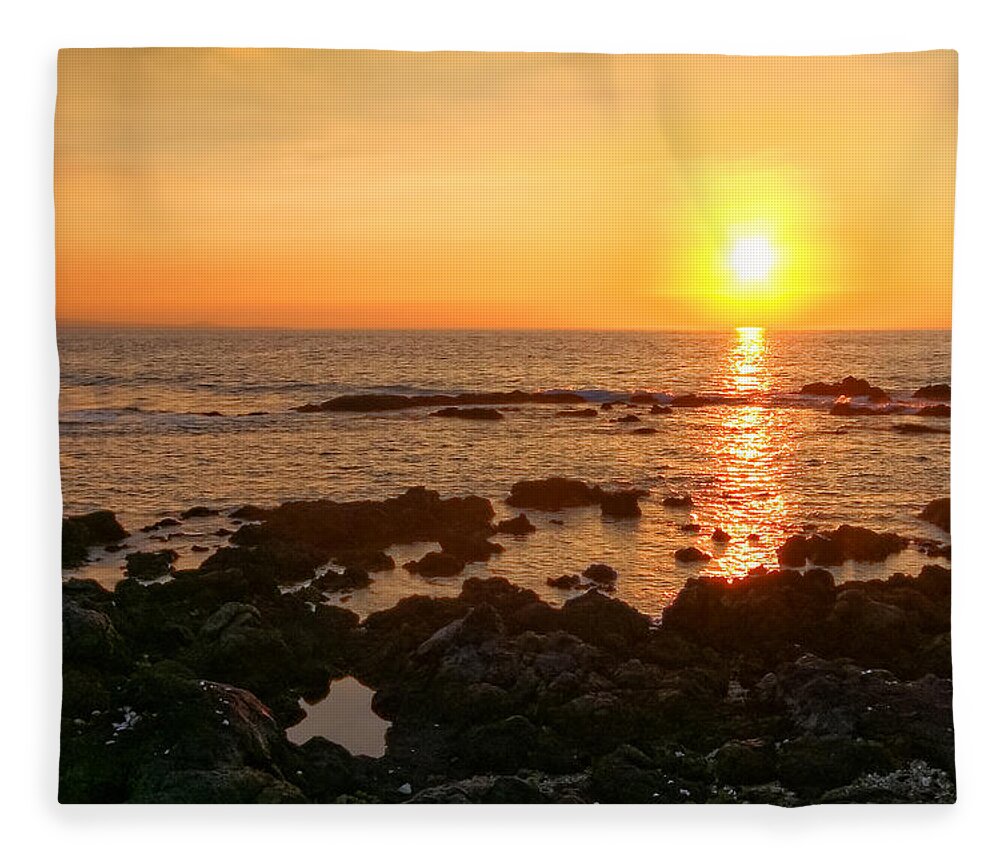 Hawaii Fleece Blanket featuring the photograph Lava Rock Beach by Lars Lentz