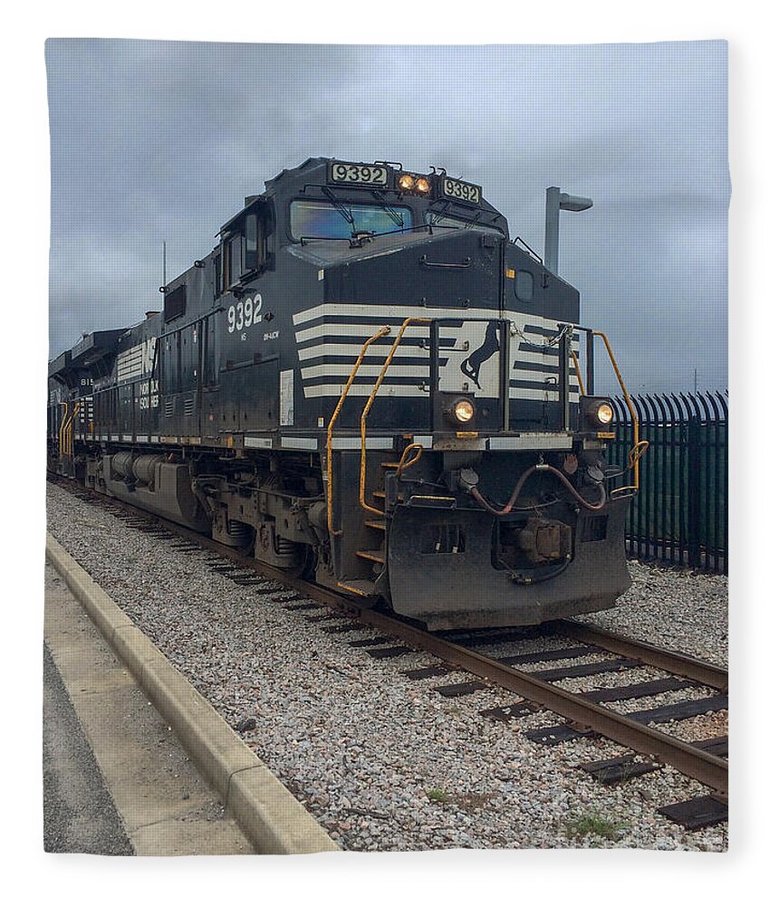 Norfolk Southern Fleece Blanket featuring the photograph Norfolk Southern 9392 by Dale Powell