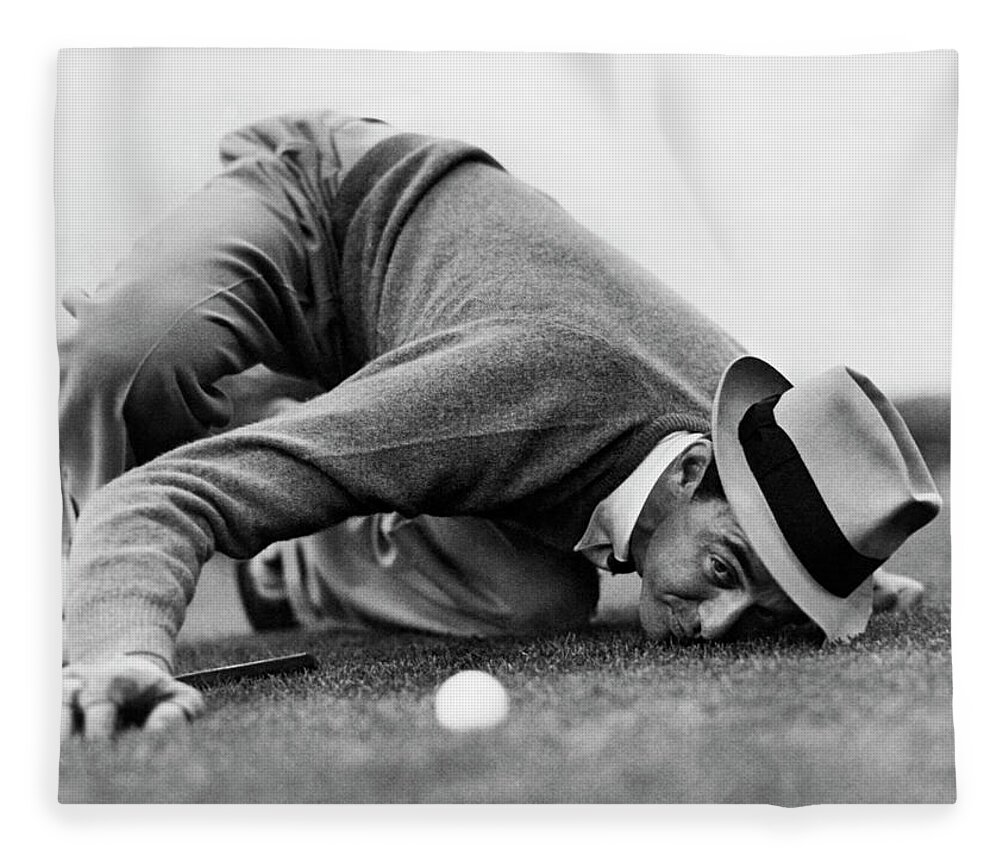 1 Person Fleece Blanket featuring the photograph Sam Snead Gets Down by Underwood Archives