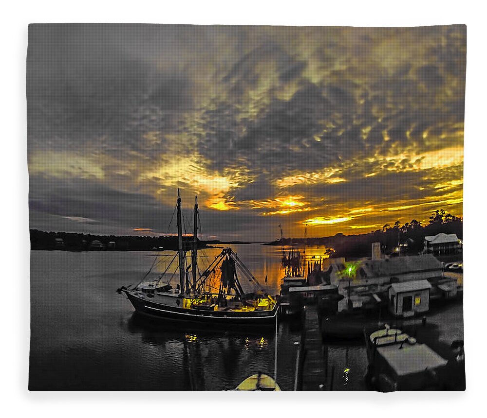 Alabama Fleece Blanket featuring the painting Sunset Over Aquila by Michael Thomas