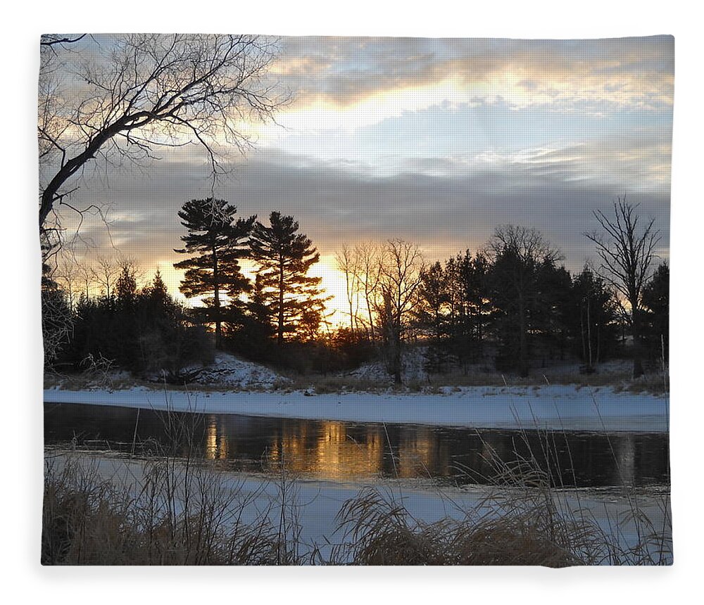 Mississippi River Fleece Blanket featuring the photograph Beautiful Winter Dawn by Kent Lorentzen
