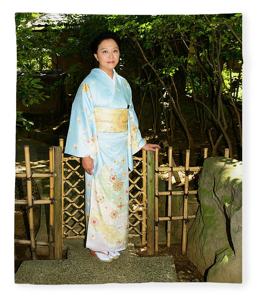 Paar varkensvlees Onbekwaamheid Japanese Woman Wearing Kimono Fleece Blanket by Paul Moore - Pixels