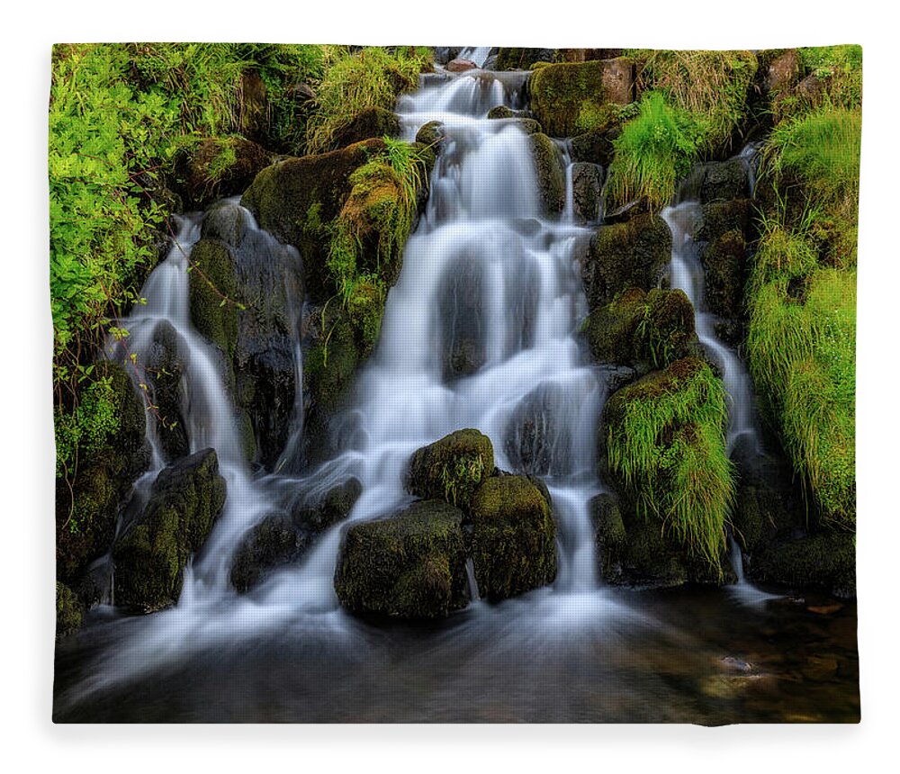 Waterfall Fleece Blanket featuring the photograph Bride's Veil by Rob Davies