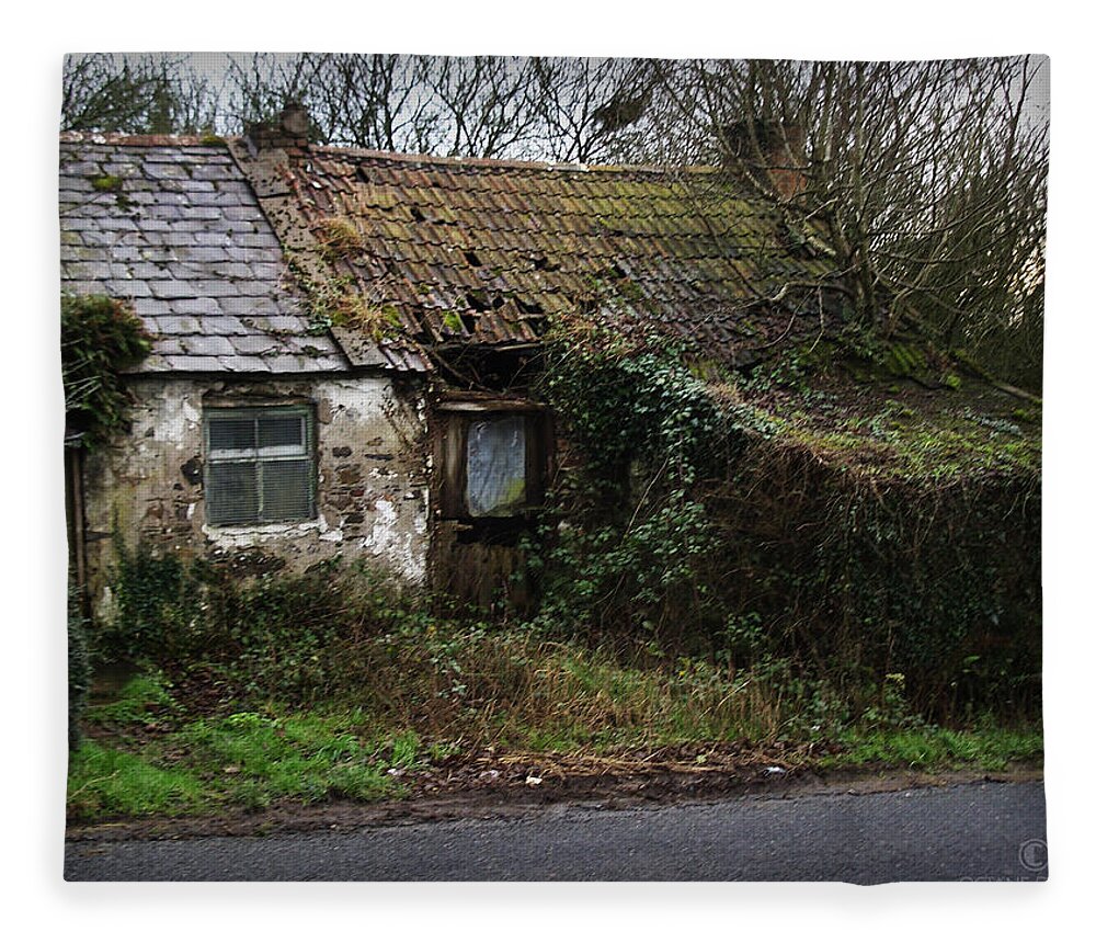 Hovel Fleece Blanket featuring the photograph Irish Hovel by Tim Nyberg