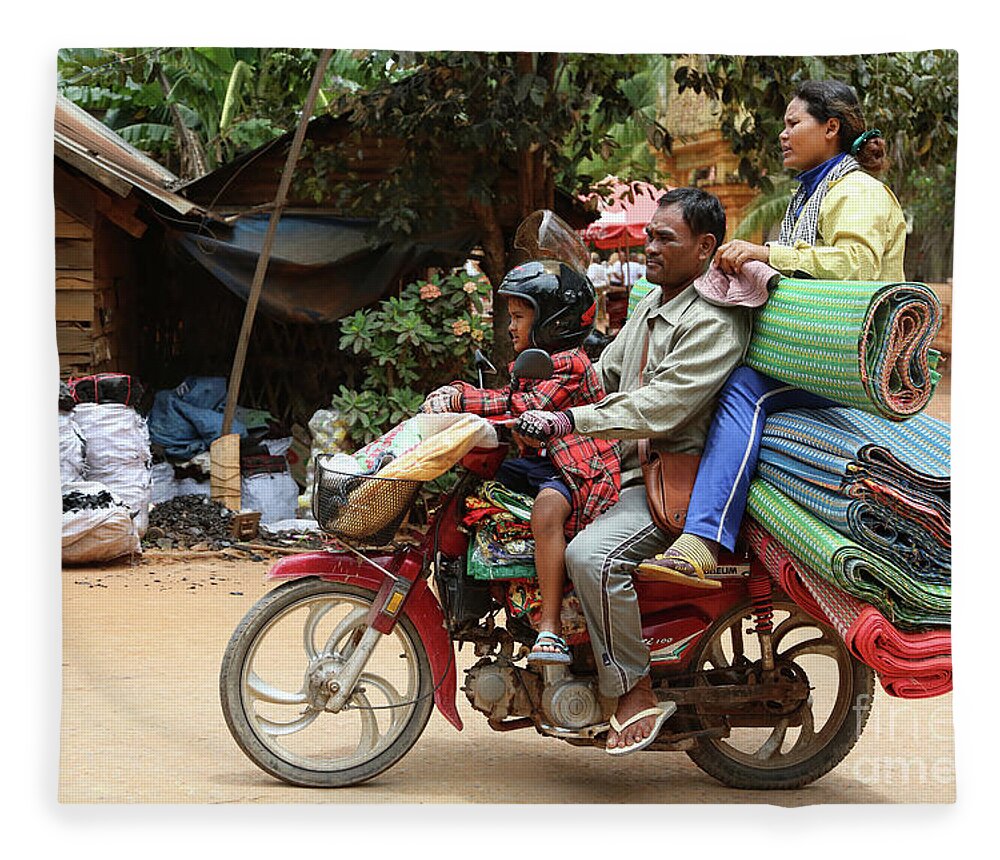 portugisisk udsættelse Universel Cambodian Family on Scooter loaded up Fleece Blanket by Chuck Kuhn - Pixels